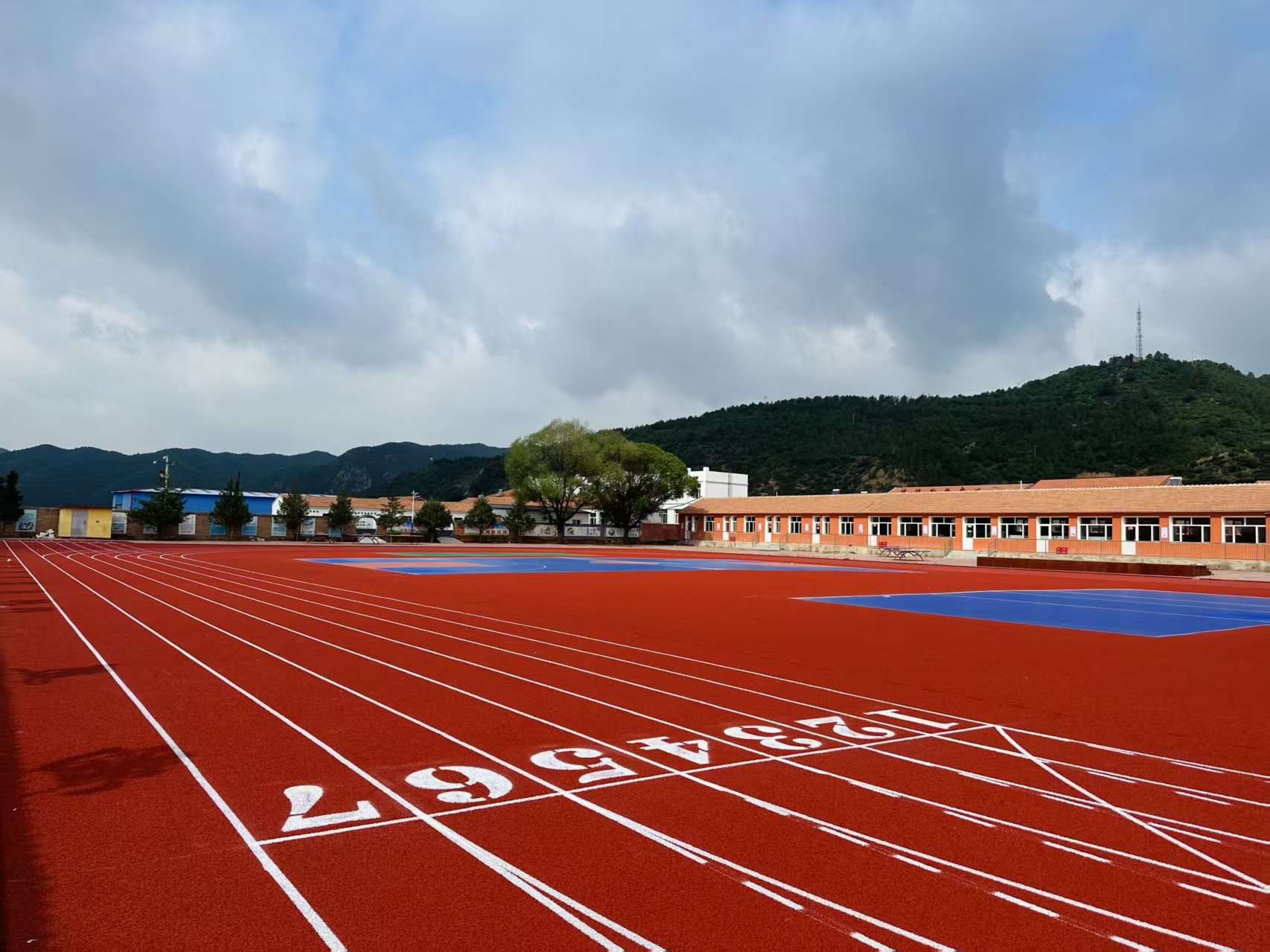 绍兴市自结纹塑胶跑道塑胶地面 - 方案